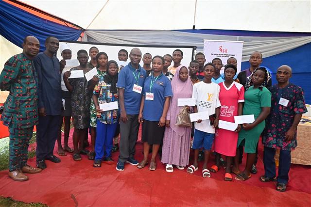 Award recipients and organisers holding certificates